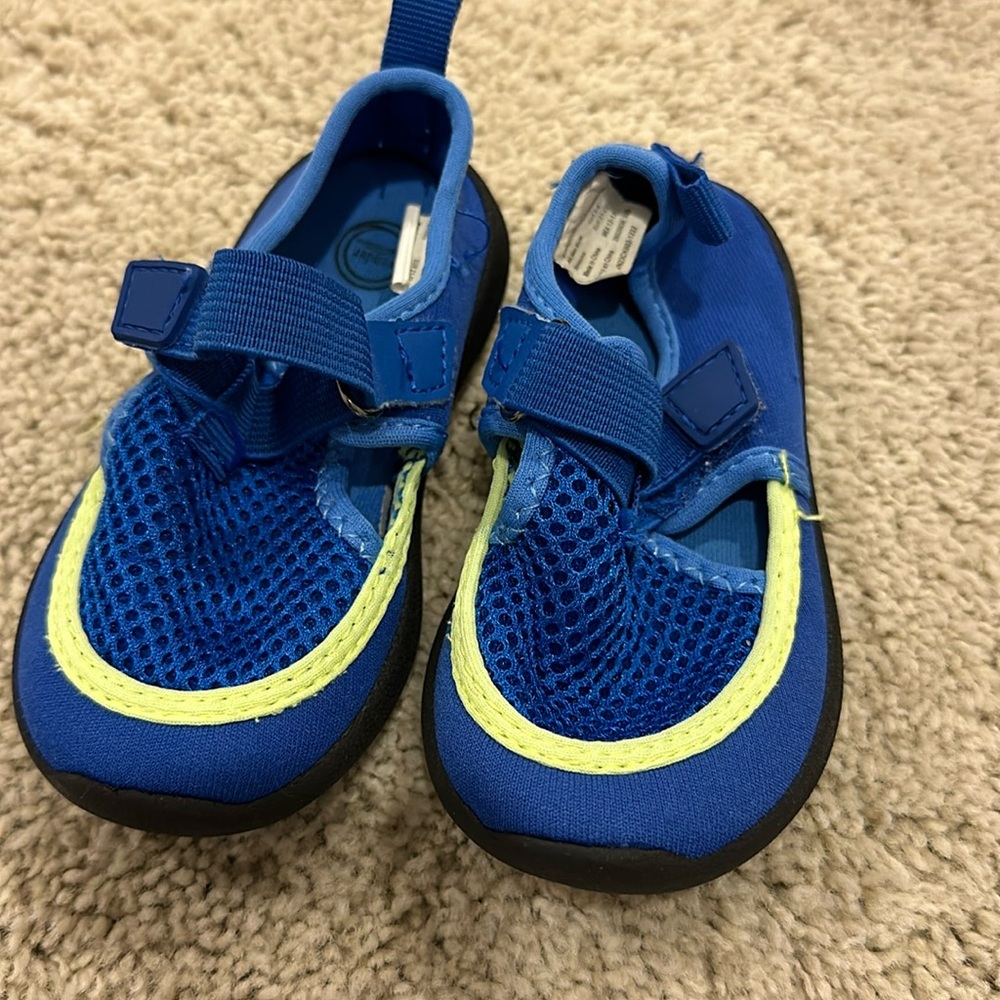 Wonder nation 5/6 water shoes